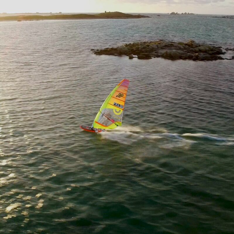 Le windsurf de Damien LE GUEN dans le soleil couchant