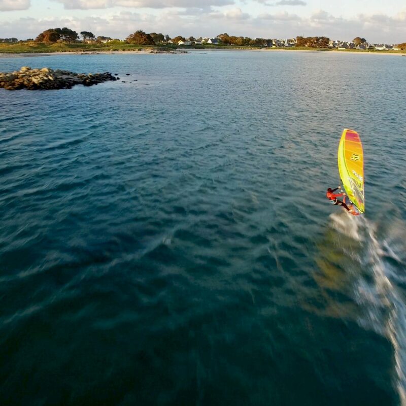 Le windsurfer Damien LE GUEN sur une eau irisée