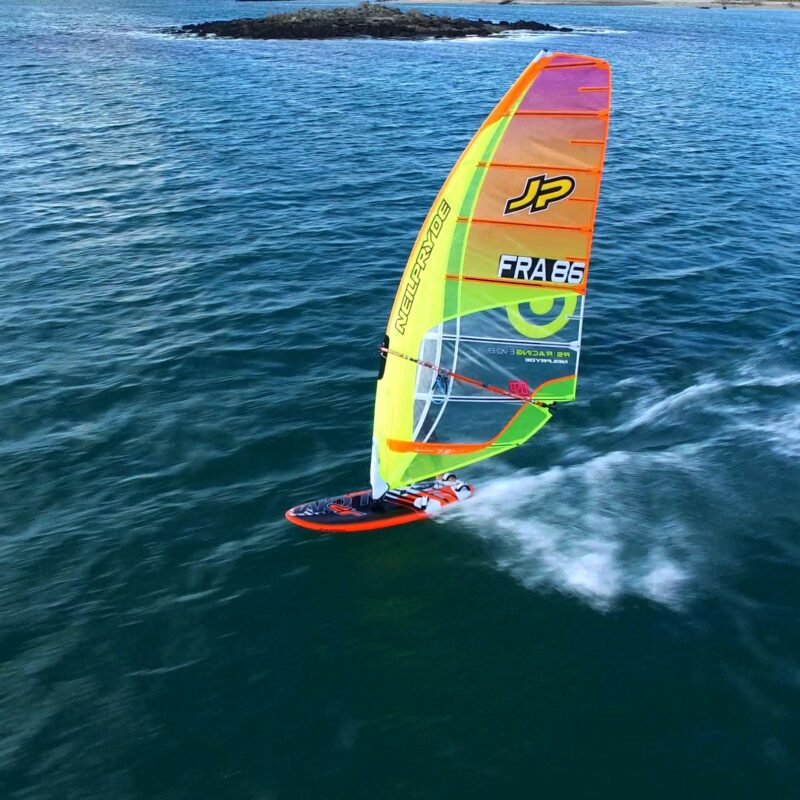 La voile multicolore du windsurf de Damien LE GUEN
