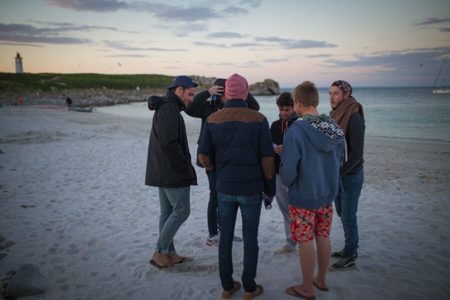 Réunification des copains au week-end de survie sur l'île de Penfret
