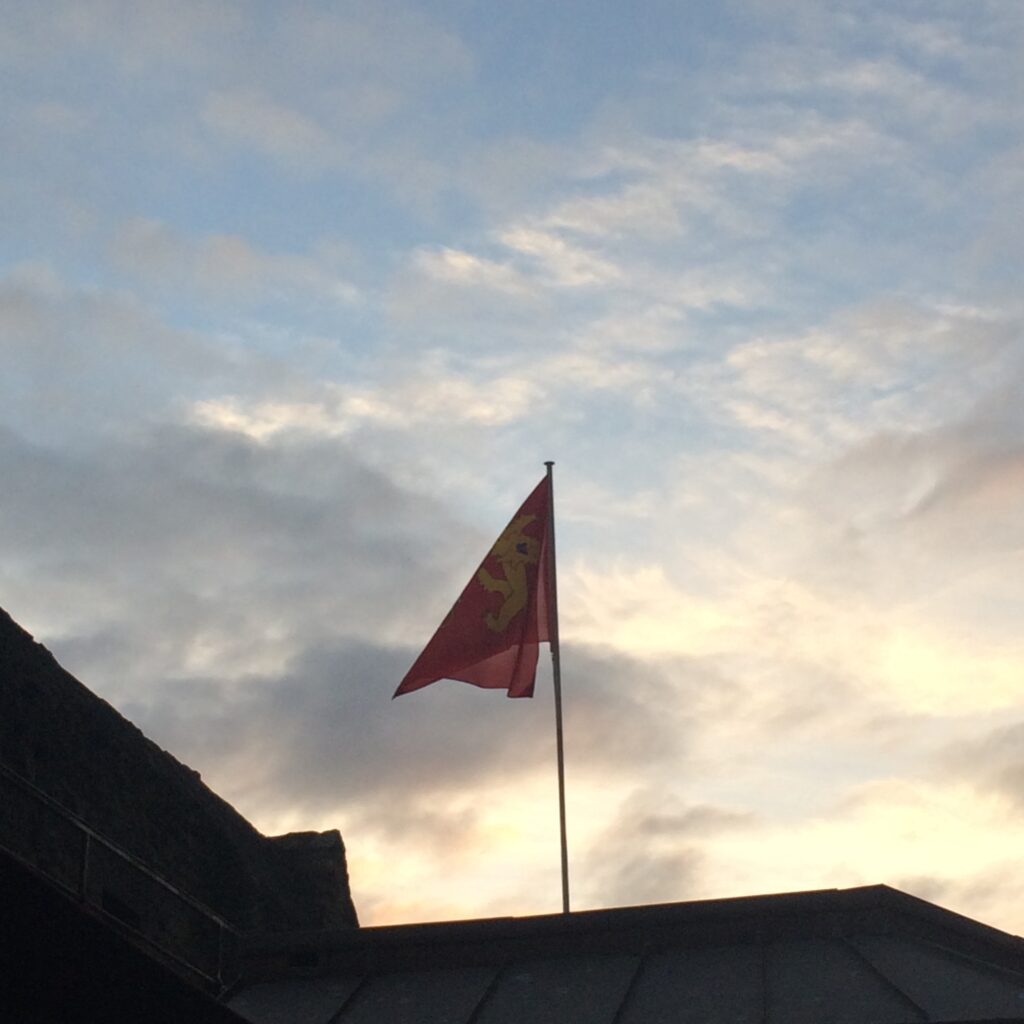 Un drapeau normand flotte sur le Mont-Saint-Michel
