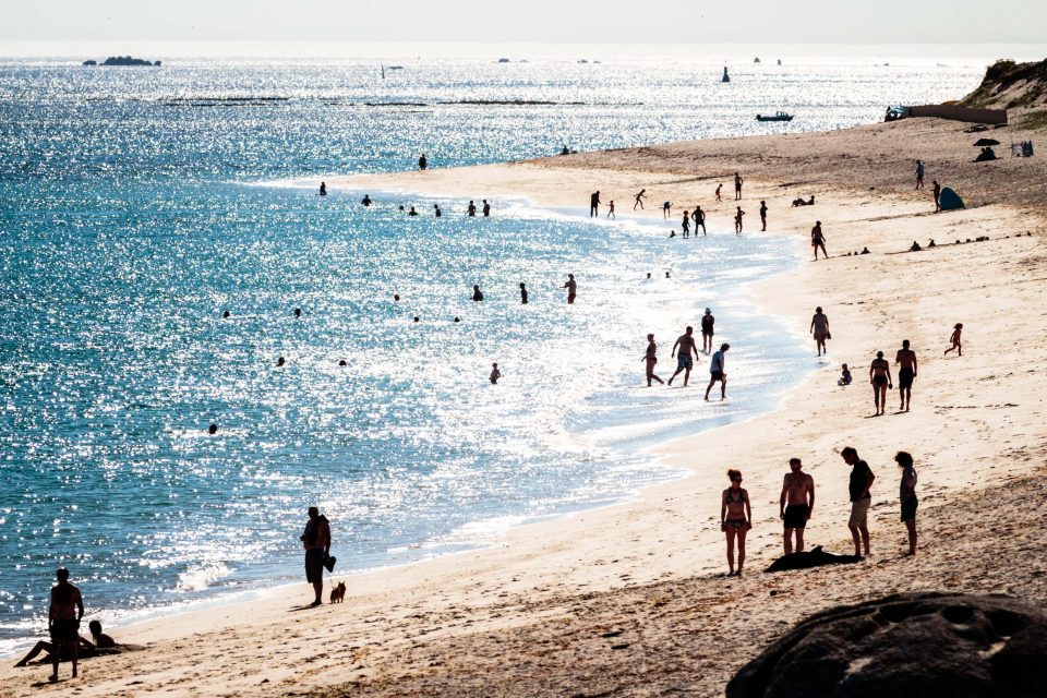 Plage en été avec des baigneurs