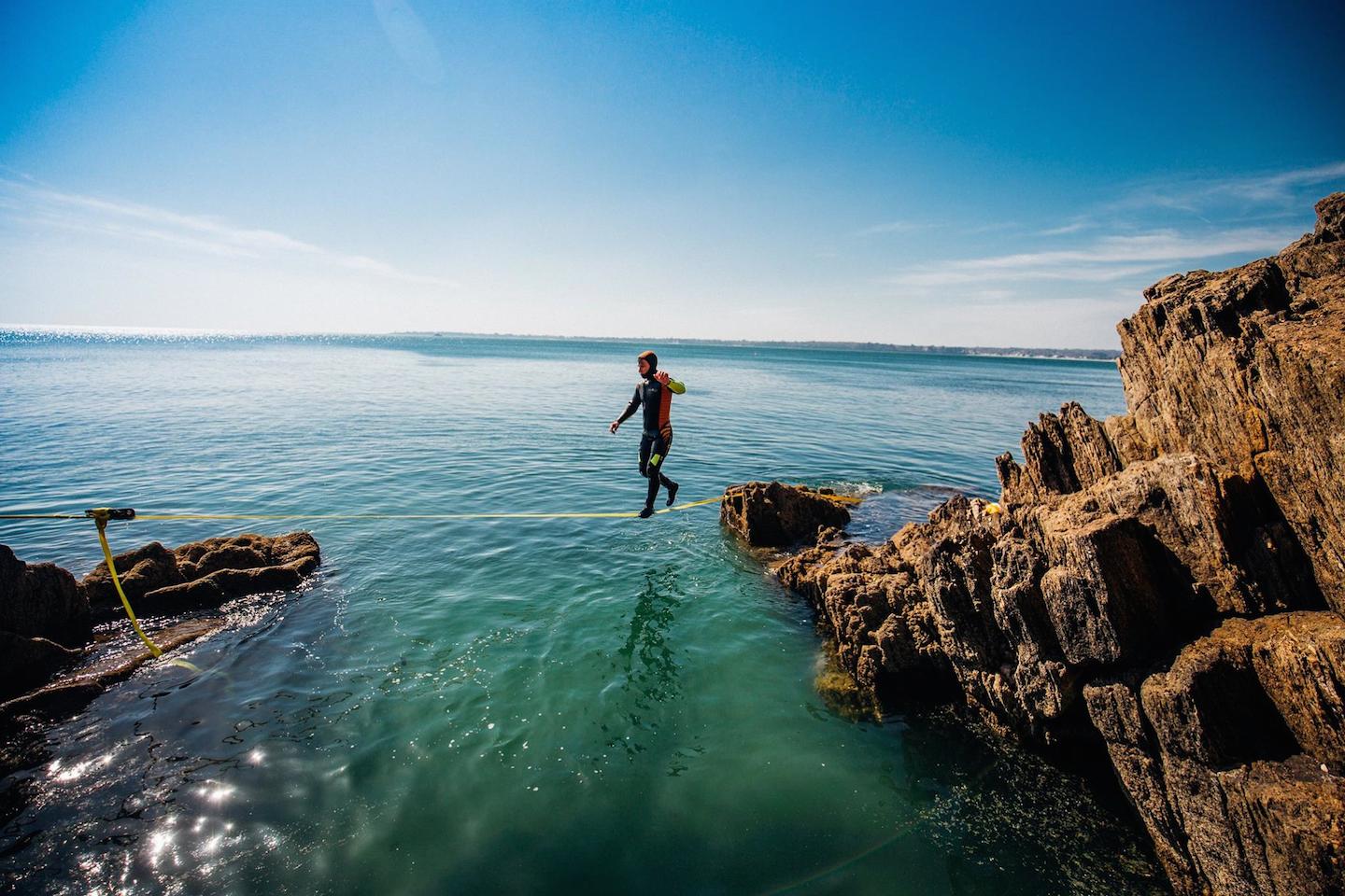 Ils font de la Slackline dans une crique