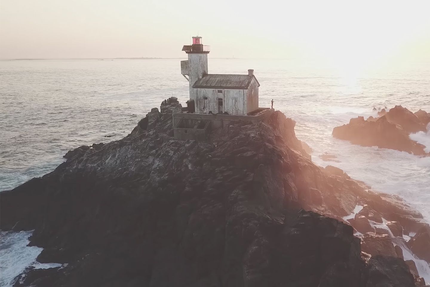 Il passe une nuit dans le phare hanté de Tévennec