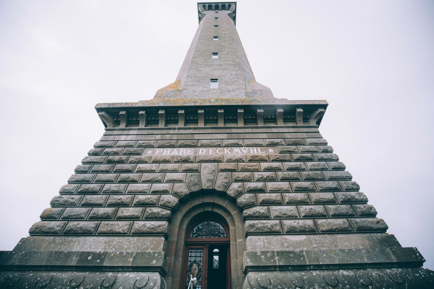 Explorer le phare d’Eckmühl, le mastodonte du Finistère sud