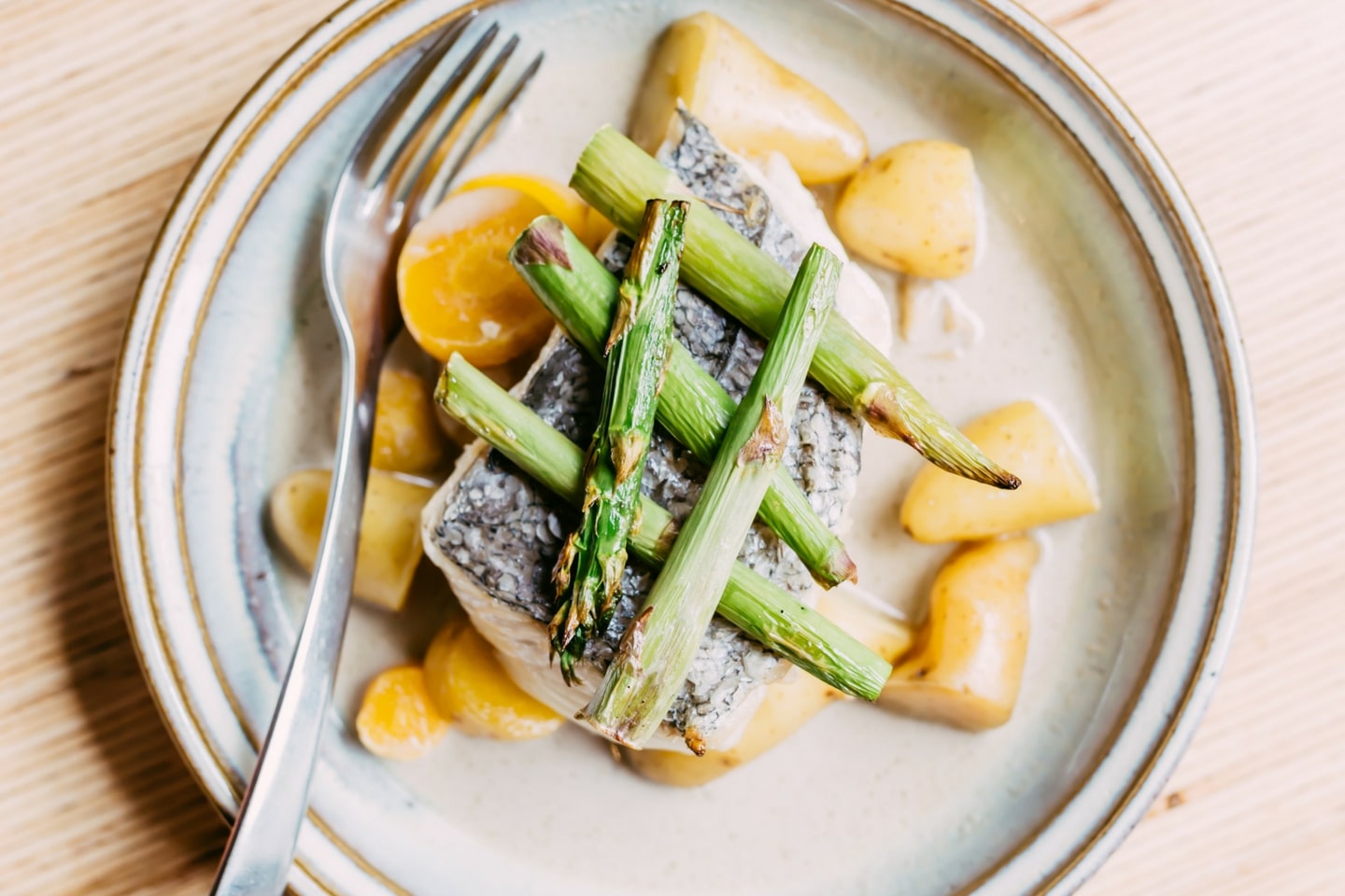 Découvrez la recette du lieu aux asperges et sauce pommeau