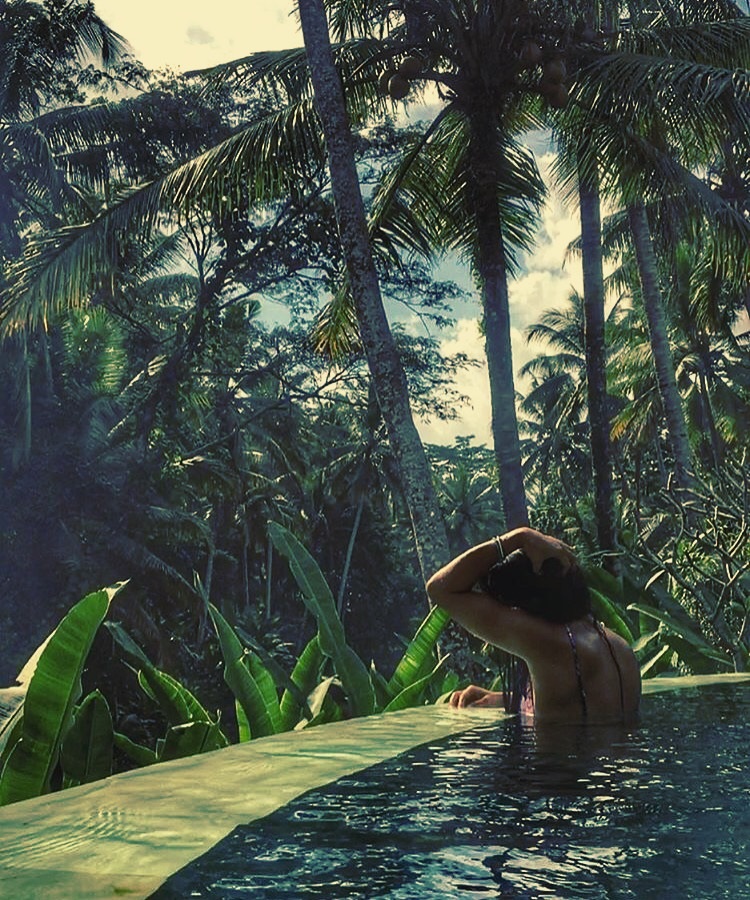 Une piscine dans la jungle à Bali