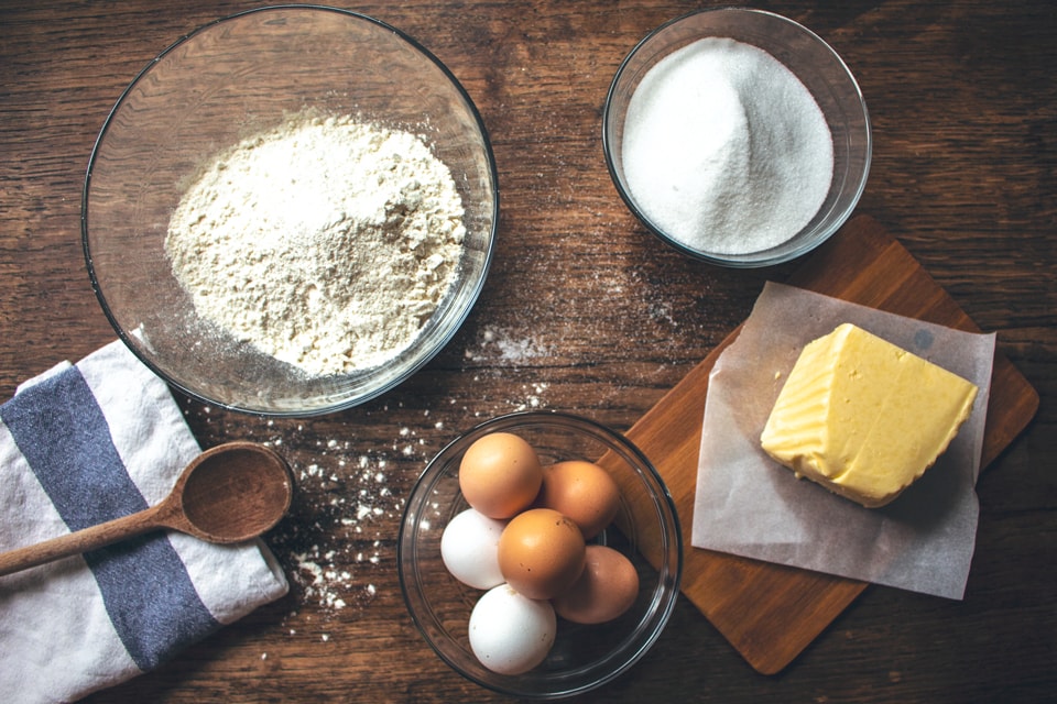La base pour un gâteau de beurre breton : beurre, farine, sucre, oeufs...