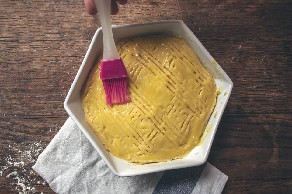 Dernière étape pour le gâteau de beurre, la préparation de la dorure au jaune d'œuf !