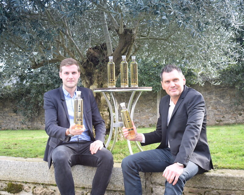 Laurent et Julien Jouffe assis devant des bouteilles de Brastis posé sur une table