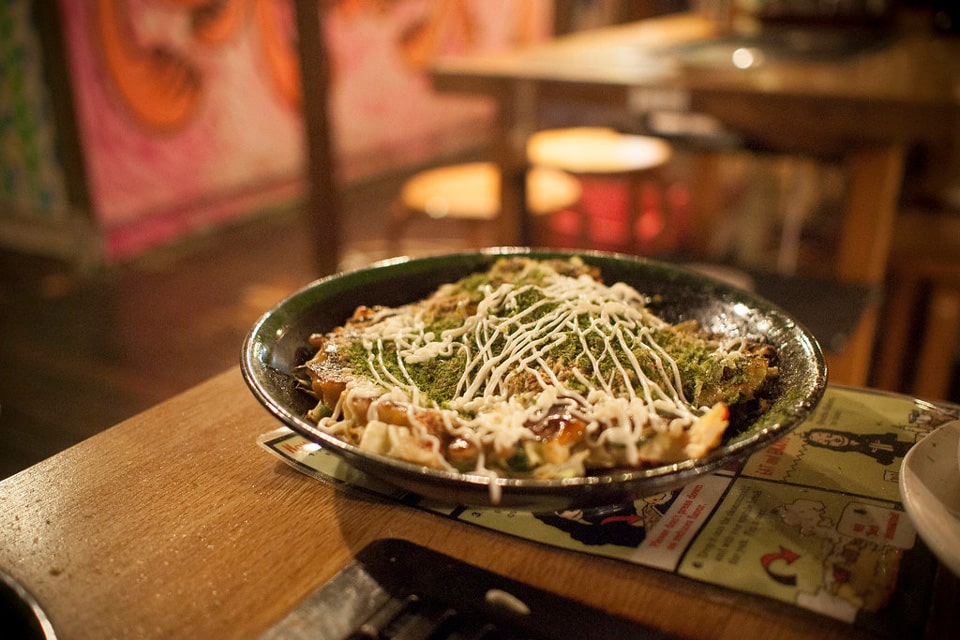Un okonomiyaki dans une assiette.