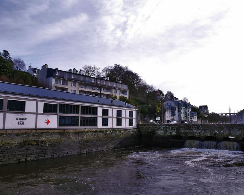 Entrepot grain de sail à côté d'une écluse en vieille pierre.