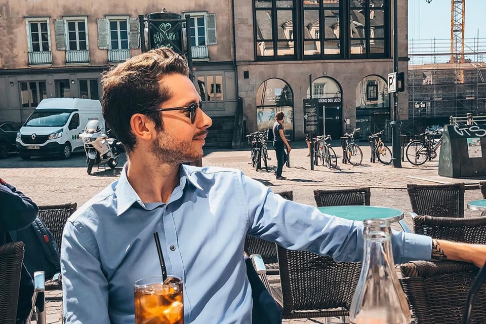 Jeune homme à une terrasse de bistrot à Rennes.