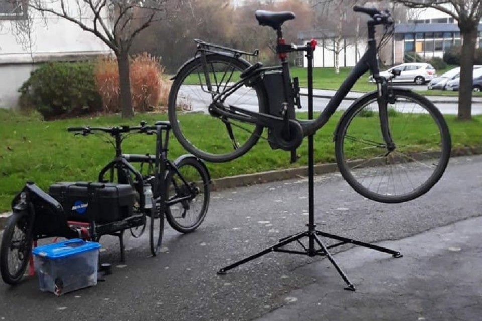 Matériels d'un réparateur de vélos ambulant à Rennes