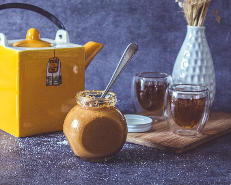 Mise en valeur de la recette de caramal au beurre salé sur une table de cuisine