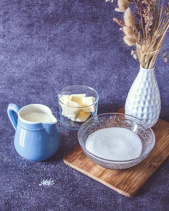 Du sucre, du lait et du beurre salé posés sur une table