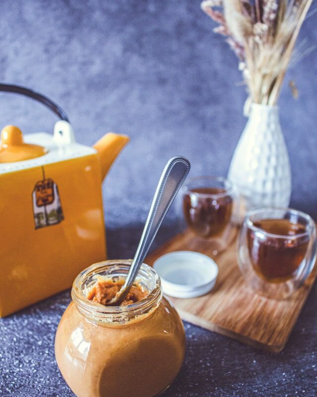 Les ingrédients pour réussir le caramel au beurre salé posés sur une table