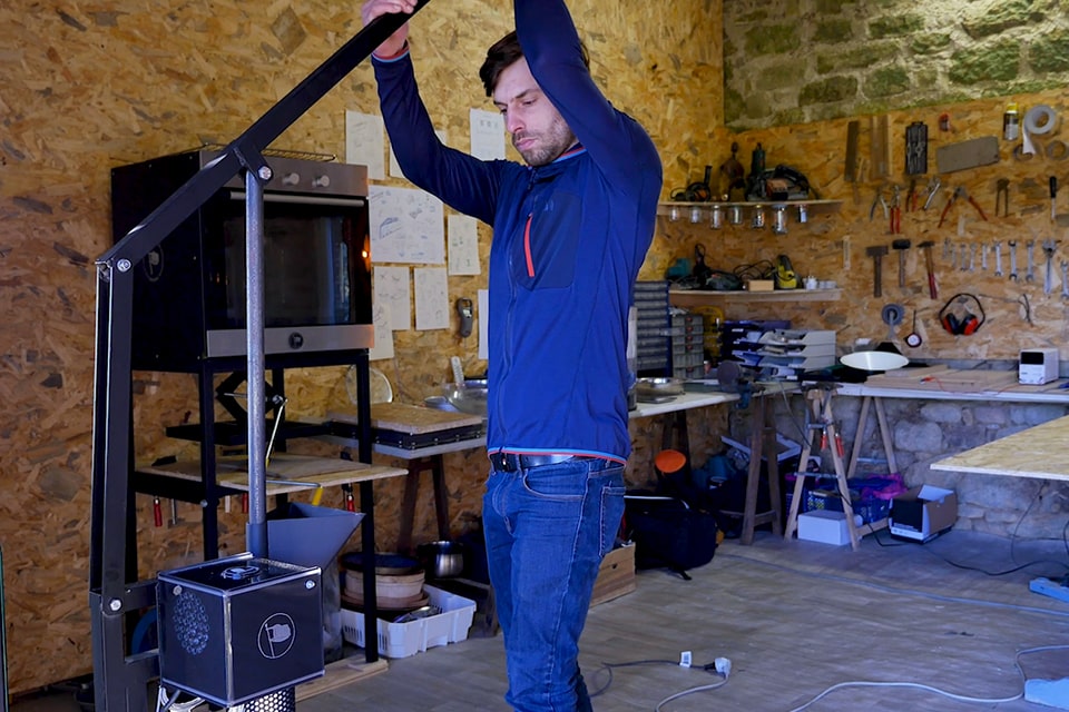 Nicolas Voisard travaillant sur un machine à l'atelier Rehab