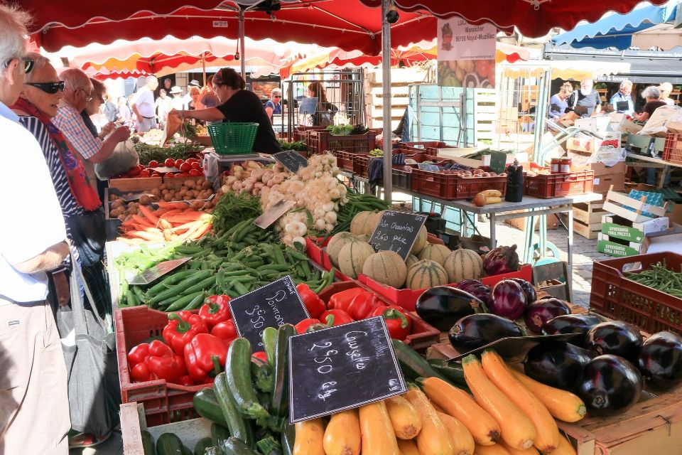 Toute sorte de légumes sont disposés sur un stand dans un marché