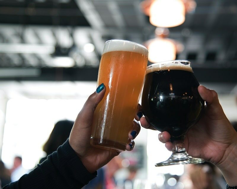 Deux verres de bières qui trinquent