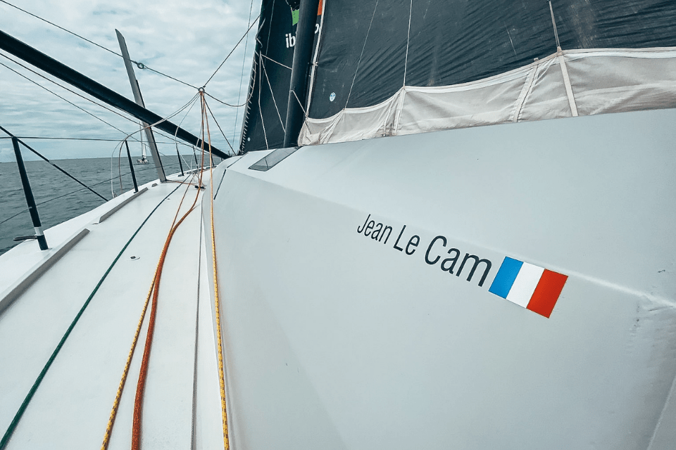 Nom du skipper Jean Le Cam et drapeau français collé sur le bateau de course au large Hubert