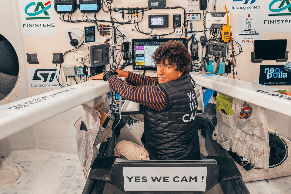 Jean Le Cam dans le cockpit de son Bateau Hubert et qui se prépare pour le Vendée Globe 2024