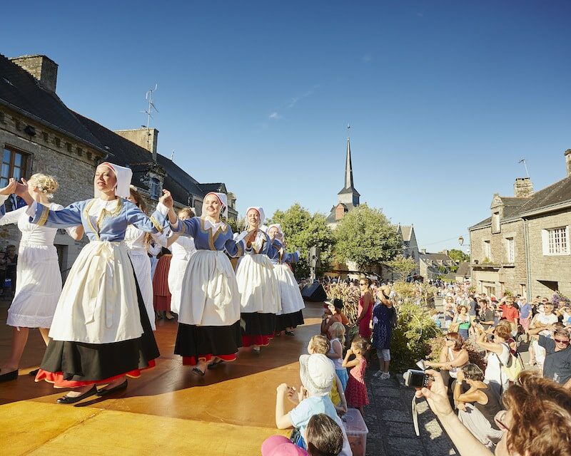 Fête avec danse bretonne à Brocéliande en Bretagne