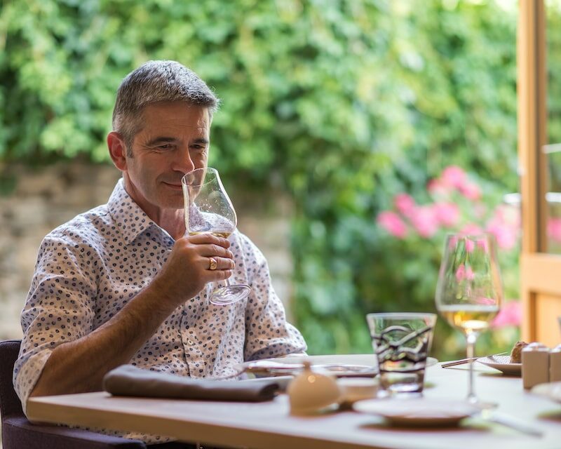 Homme qui hume un verre d'alcool : du chouchen