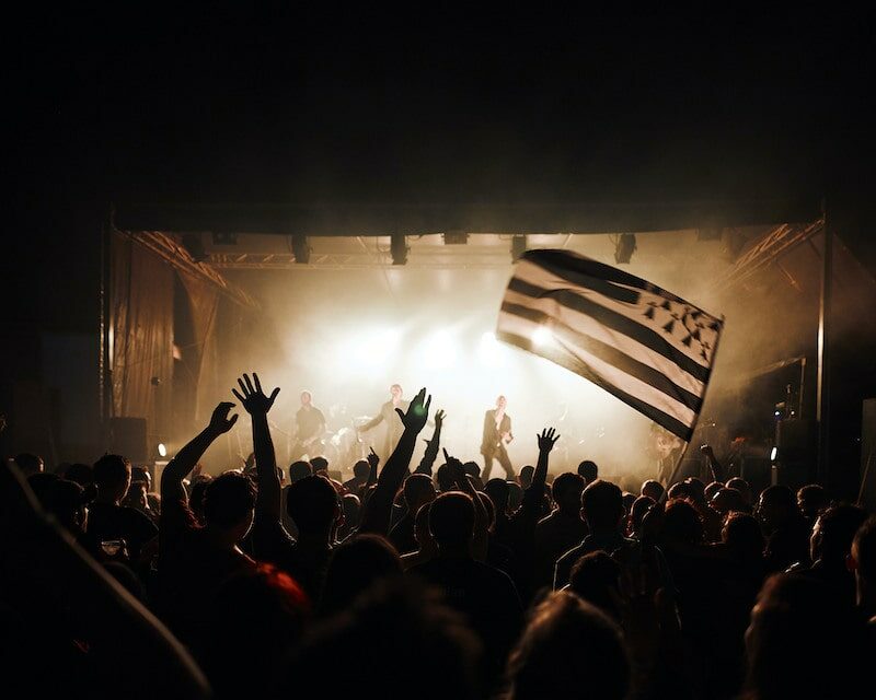 Le drapeau rayé orné de ses hermines est brandi pendant un festival breton