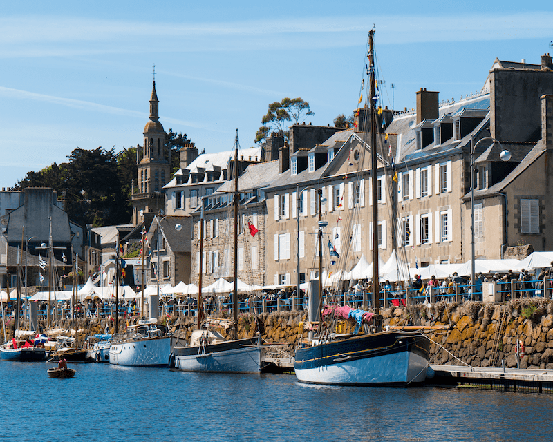 Quai de Binic avec des voiliers