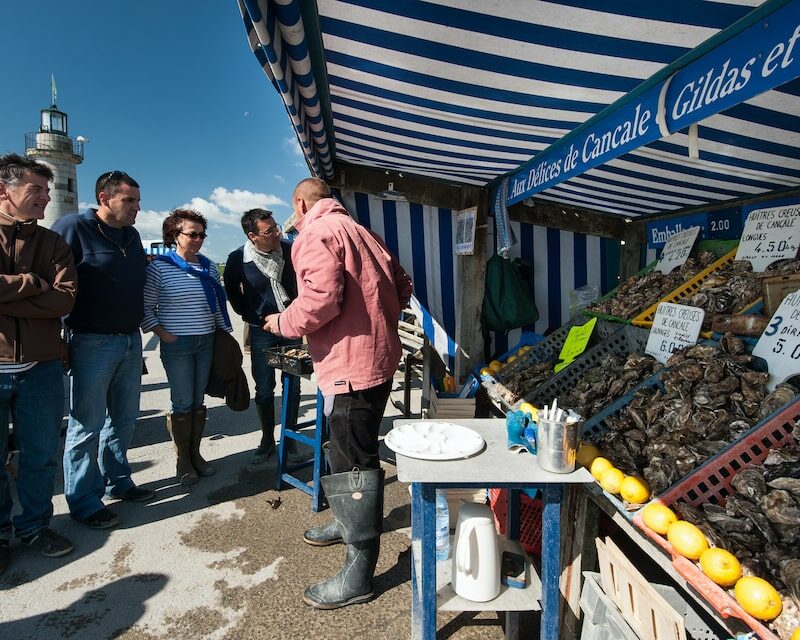 Personnes en face d'un stand d'huîtres