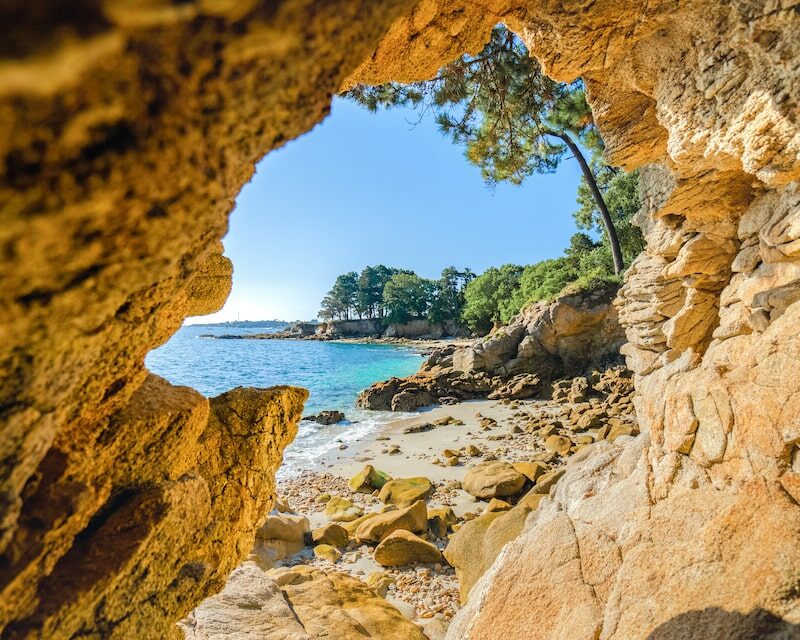 Beau paysage sur la plage sauvage de Beg Meil en Bretagne