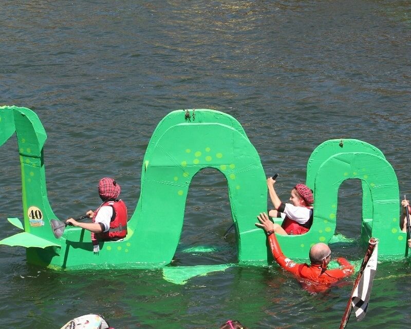 Un bateau en carton vert en forme de monstre du Loch Ness