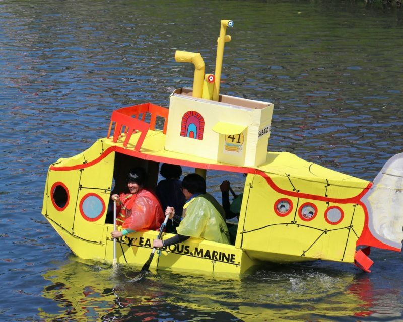 Bateau en carton sous marin jaune