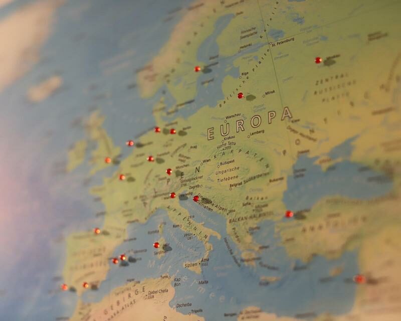 Une carte d'Europe avec des punaises