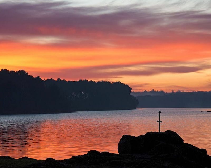 Ciel rose à Brocéliande avec l'épée d'Excalibur