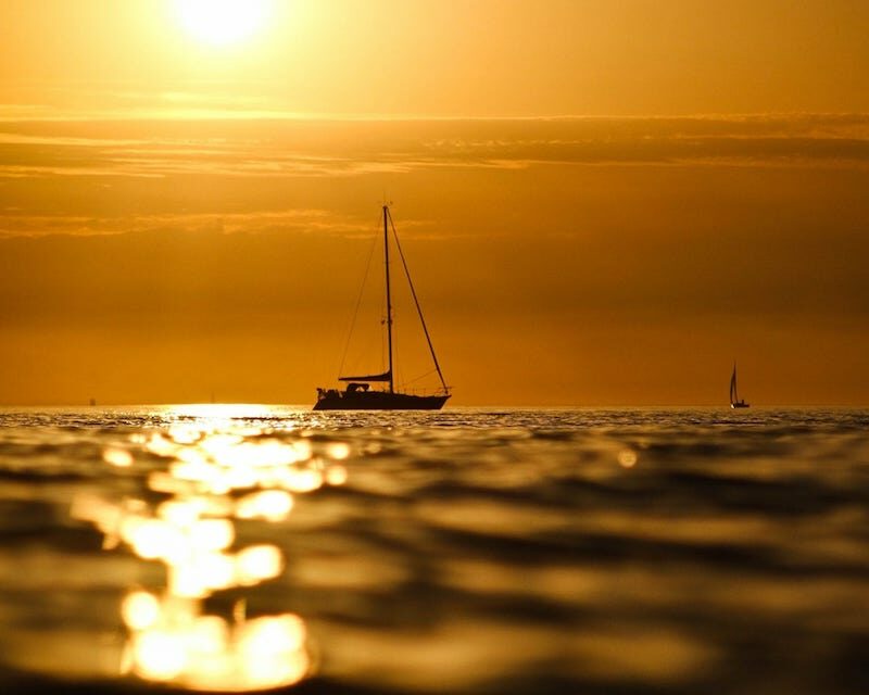 Un coucher de soleil vu depuis la mer