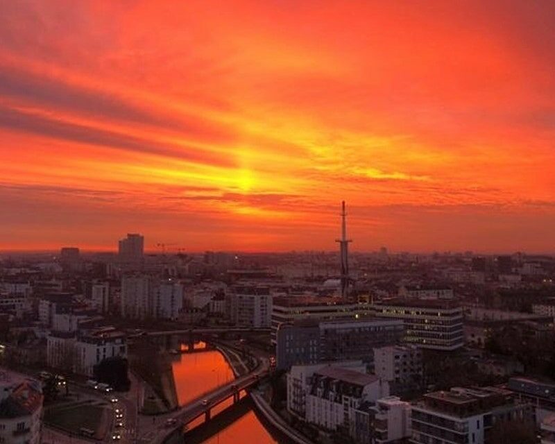 Coucher de soleil à Rennes pris en haut d'une grue