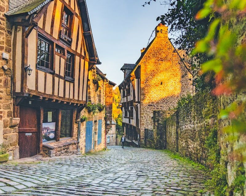 Rue pavée dans le centre historique de Dinan