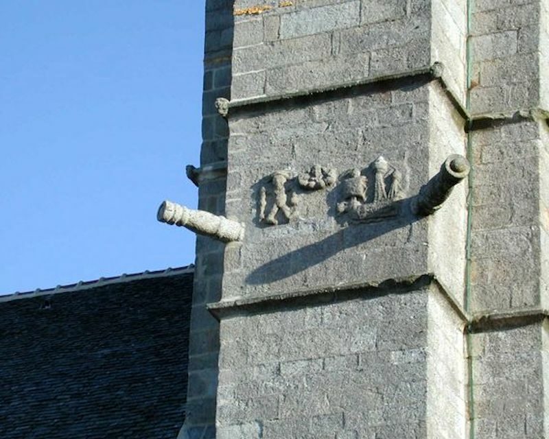 Détail des sculptures : caravelle et canons de l'église Notre-Dame-de-Kroaz-Braz