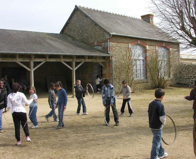 Enfants dans la cour de récréation