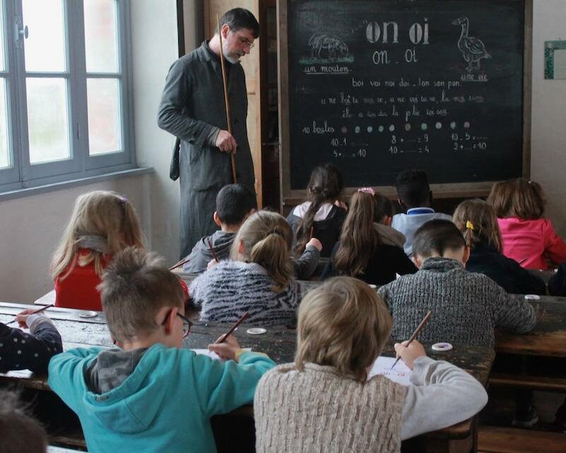 Enfants dans la salle de classe