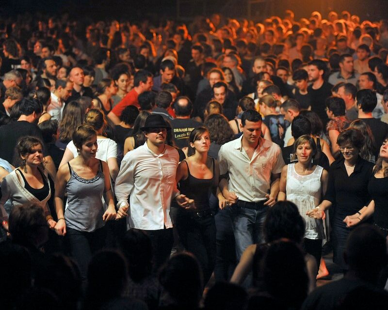 Foule qui danse en fest-noz