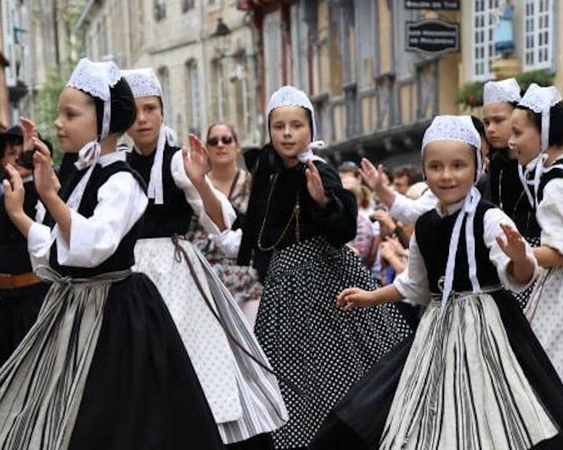 Groupe d'enfants en costume traditionnel breton
