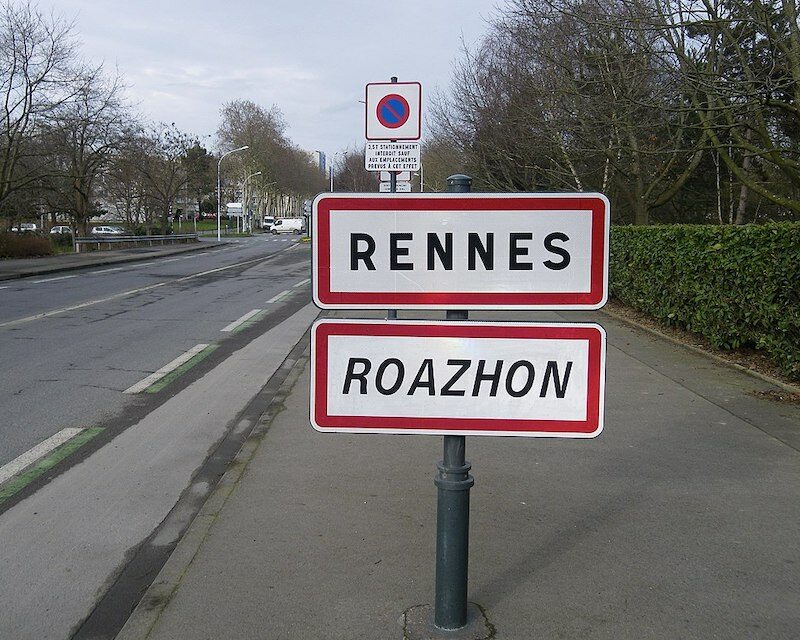 Panneau indiquant Rennes en français et en breton (Roazhon)