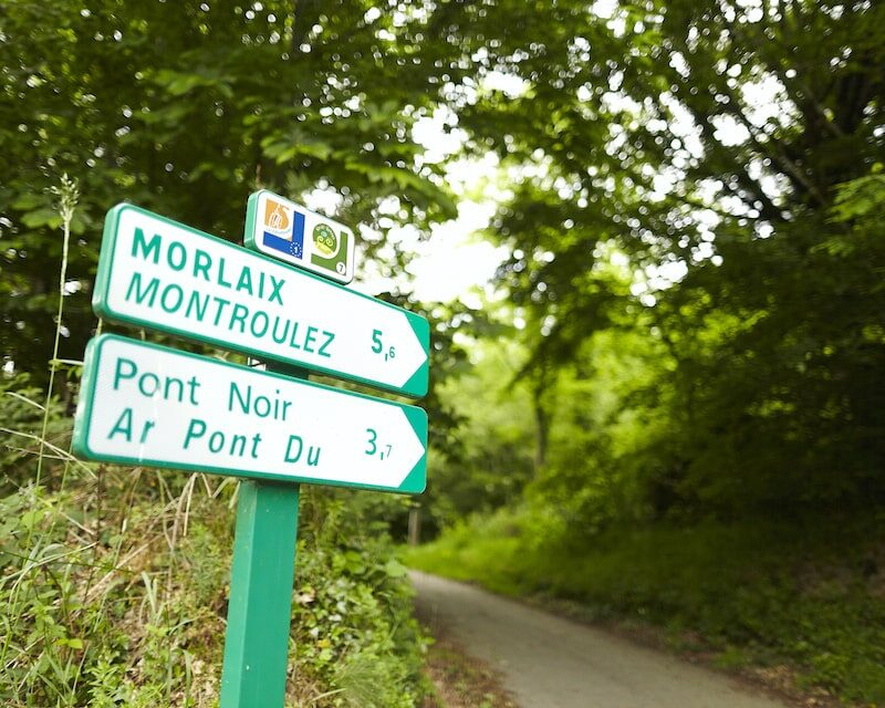 Panneaux de signalisation pour piétons traduits en breton