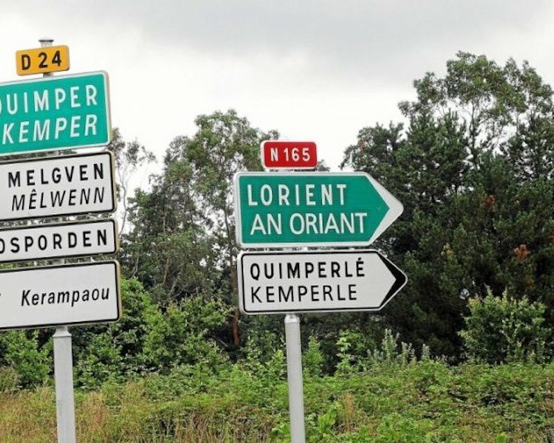 Panneaux de signalisation dans le Morbihan