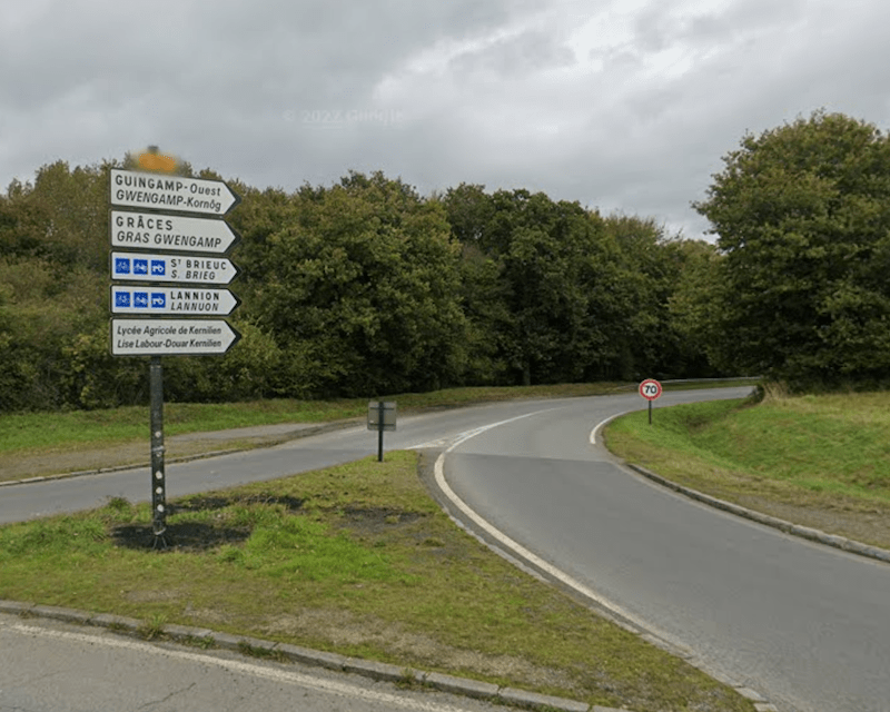 Panneaux de signalisation dans les Côtes d'Amor