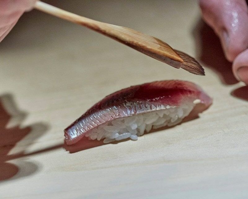 Xavier Pensec prépare un sushi avec un pinceau