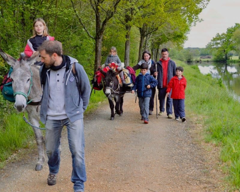 Randonnée avec une famille et 2 ânes